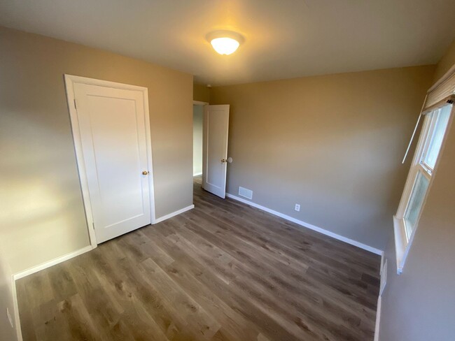 Building Photo - Updated 3 Bedroom Duplex in Northwest Spokane