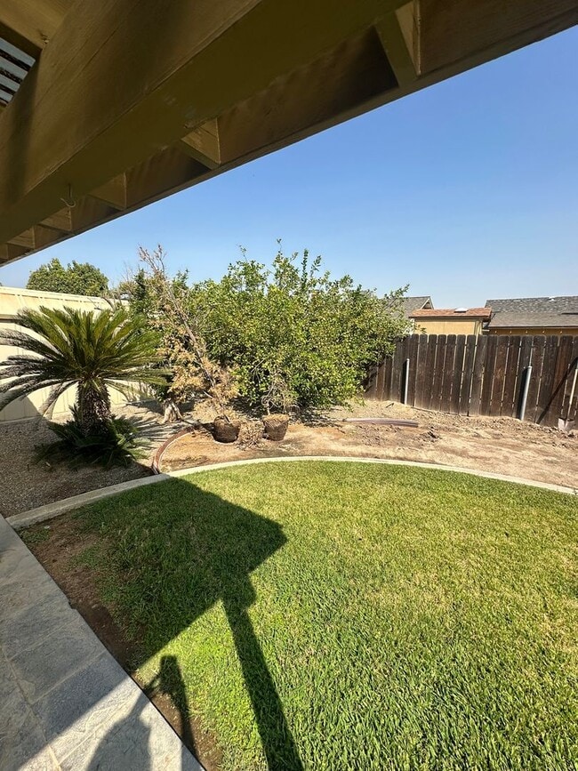 Building Photo - Charming 3 bedroom 2 bathroom home located...
