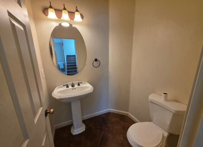 Building Photo - 3 bedroom with an extra office/den space in Modesto!