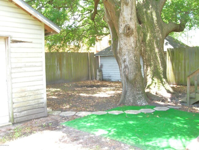 Building Photo - 2250 Myra St