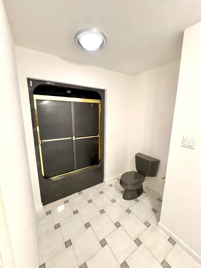 Building Photo - GRAND FIVE BEDROOM HOME