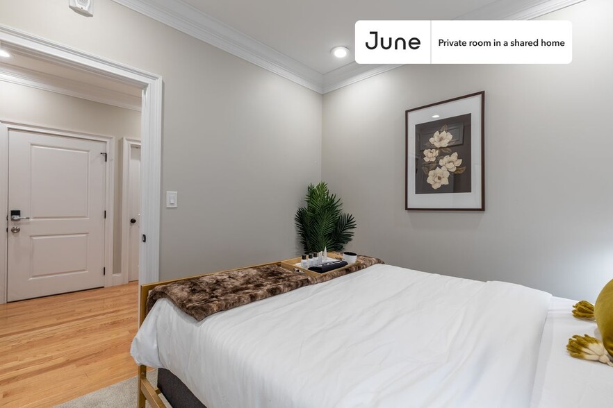 Building Photo - Private bedroom in 3 bed/1 bath Home