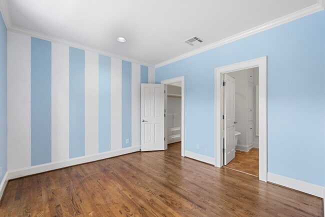 Building Photo - Elegant Living Minutes from the Medical Ce...