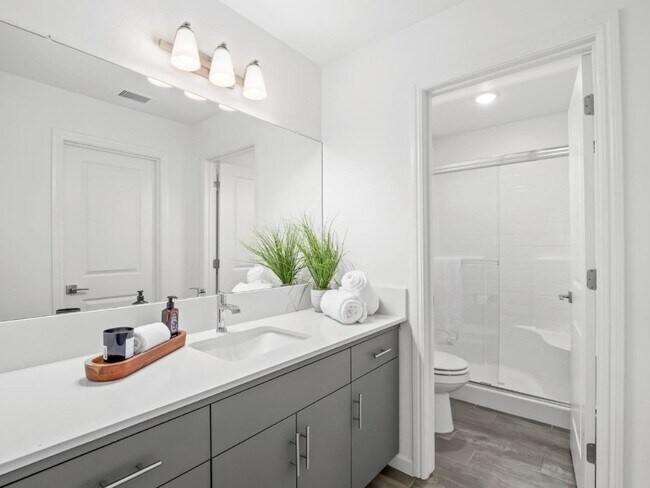 Building Photo - 1913 Oak Ln