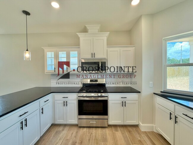 Building Photo - Stunning 3 bedroom 2 bathroom Home!