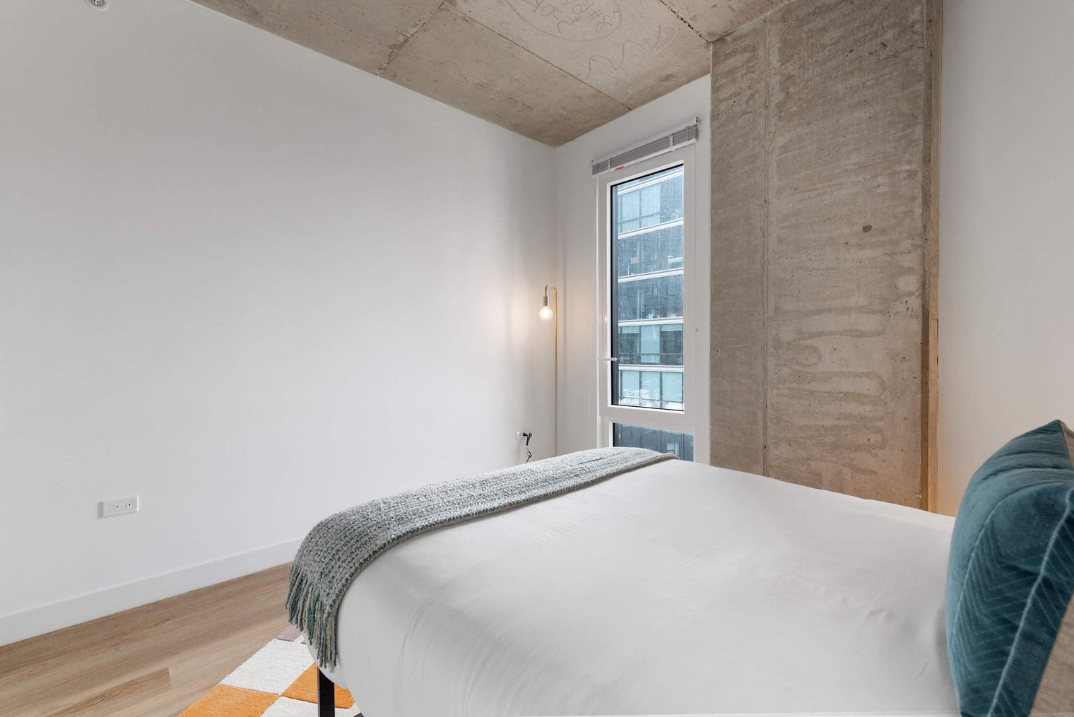 Building Photo - 853 W Blackhawk St