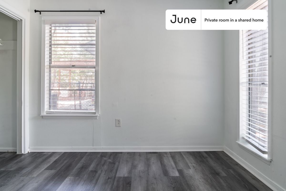 Building Photo - Private bedroom in 4 bed/1 bath Home