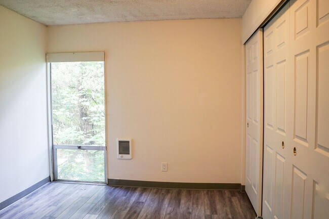 Building Photo - TWO WEEKS FREE! Nestled into Marquam Hill: Bright 2nd Floor 1Bed w/Private Balcony!