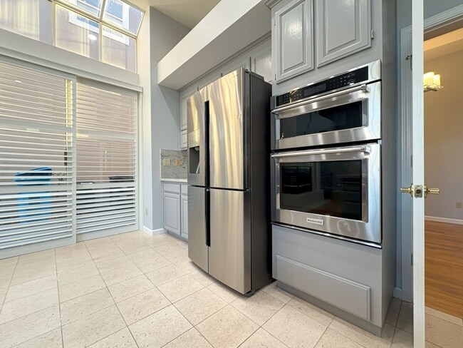 Building Photo - Charming Waterfront Single Family Home in Redwood Shores Available Now!