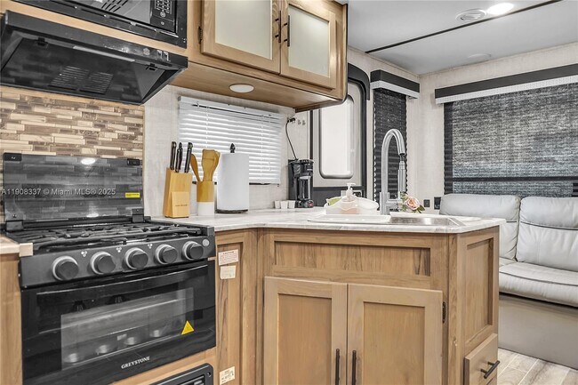 Building Photo - 6036 Polk St