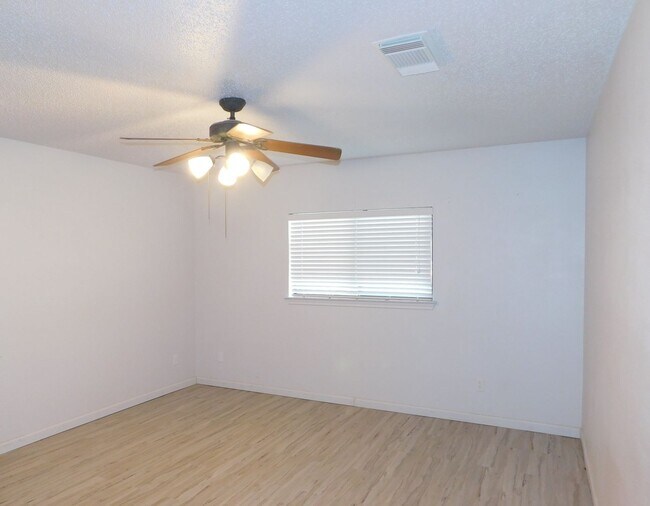 Building Photo - Creekside