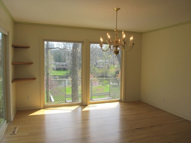 Building Photo - Five Bedroom Home on Portage Creek