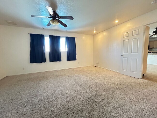 Building Photo - 4 Bedroom, 2 Bathroom Updated home with Pool!