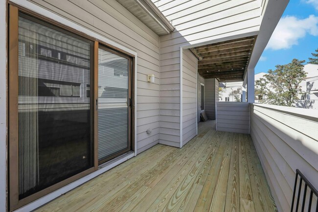 Building Photo - 806 Spinnaker Ct