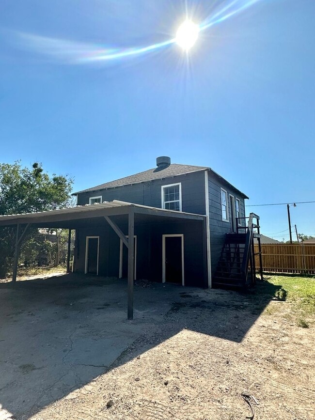 Building Photo - COMING AUGUST 2025 - Remodeled 1 Bedroom A...