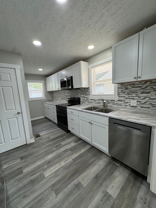 Building Photo - 951 N Bradley Ave