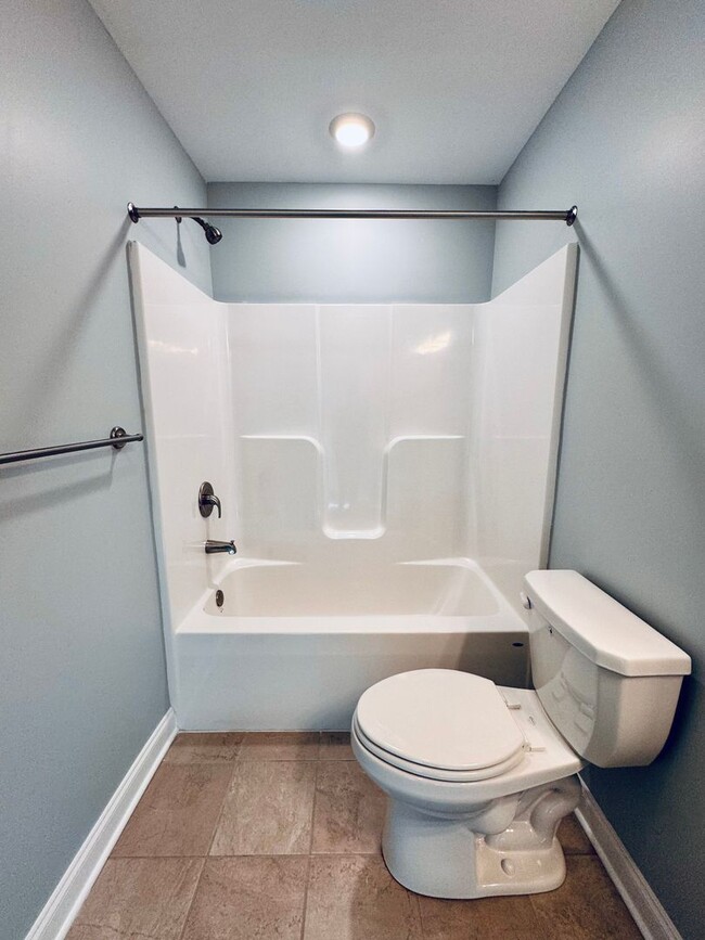 Building Photo - *LIKE NEW!* 3BR/2.5BA Townhouse in Crescen...