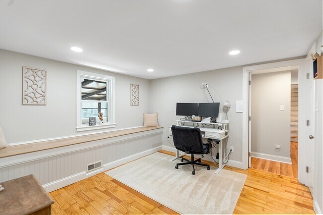 Building Photo - 33 Park Dr