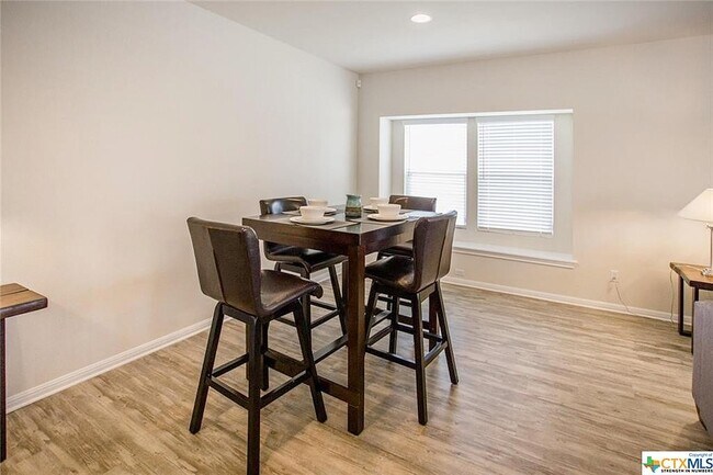Building Photo - 242 Mossycup Dr
