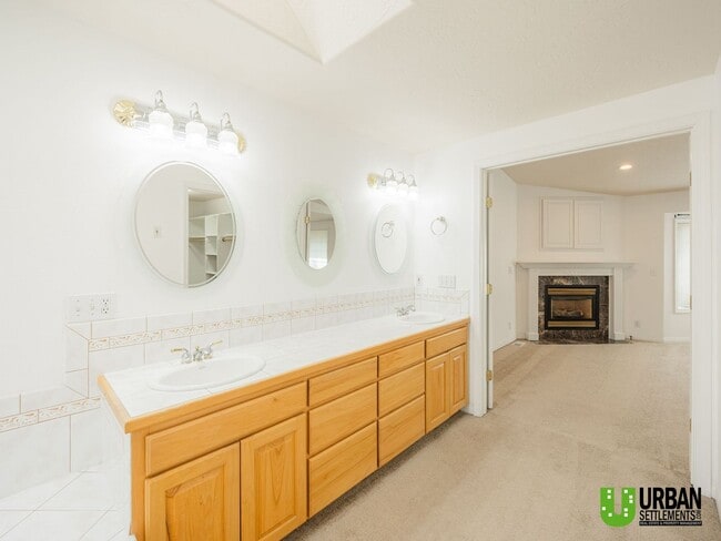 Building Photo - Spacious Glenrose Retreat | 3 Bed + Shop + Private Wooded Setting