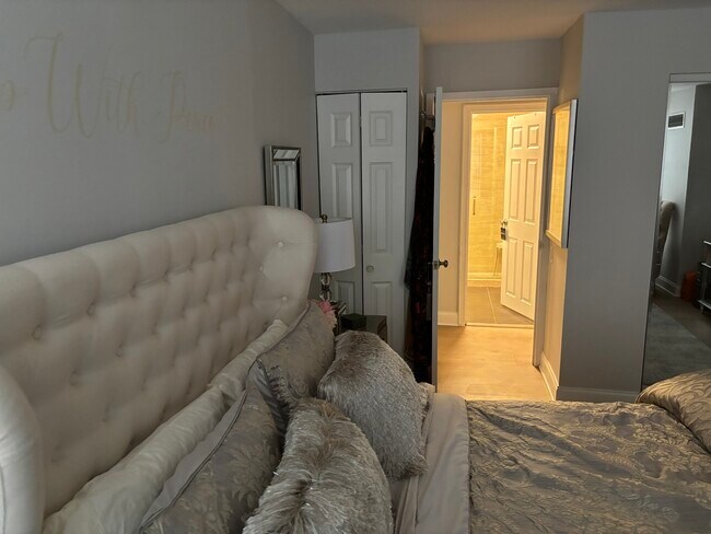 Building Photo - 110 E Delaware Pl