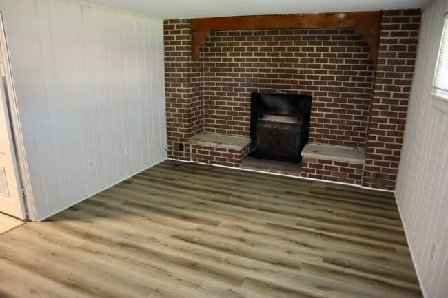Building Photo - Charming 3-Bedroom, 2-Bath Split-Level Sin...
