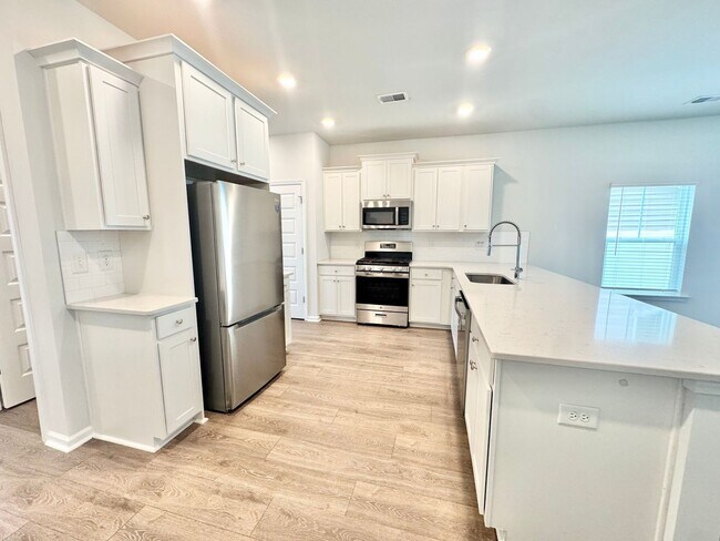 Building Photo - 5 Bedroom, 3.5 Bath Home!