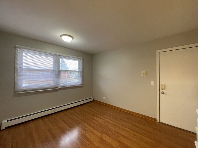 Building Photo - FRESHLY PAINTED 2BR, 1BA condo, close to RT59 shopping and restaurants. NAPERVILLE 203 SCHOOLS!