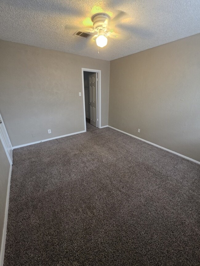 Building Photo - 3 bed 2 bath townhome, 2 car garage