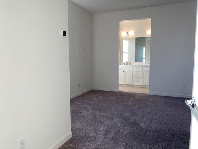 Building Photo - Vibrant 3 story 2bed/2.5bath home at the Mill at Broadway