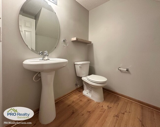 Building Photo - 2 Bedroom Updated Townhome