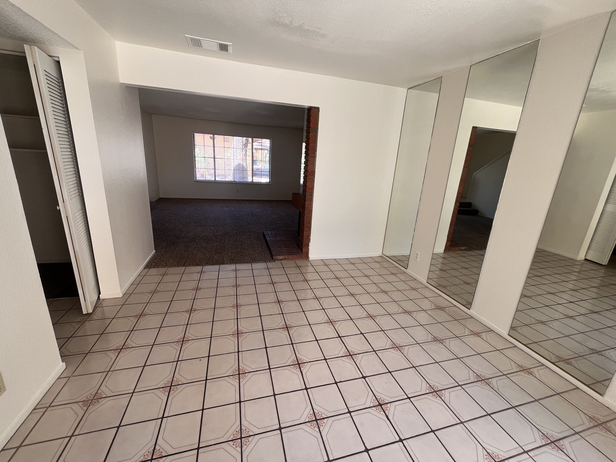 Building Photo - 2448 Pickwick Dr