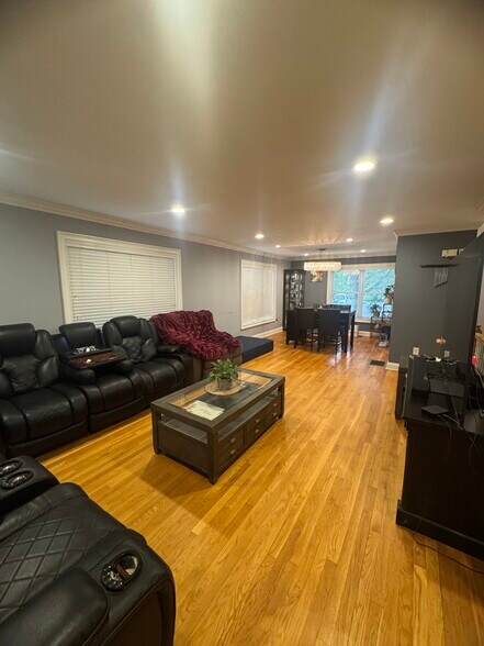 Building Photo - 39 Maple Tree Ave