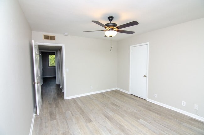 Building Photo - Newly remodeled condo