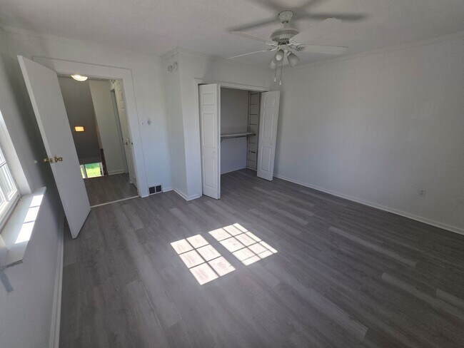 Building Photo - 47 Oakwood Ave