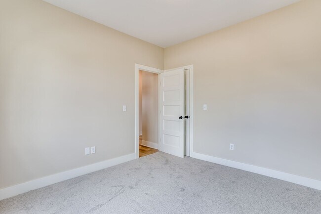 Building Photo - 1025 W Long Path Ct