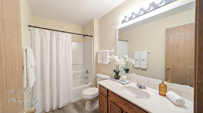 Building Photo - 1431 Silverstone Dr