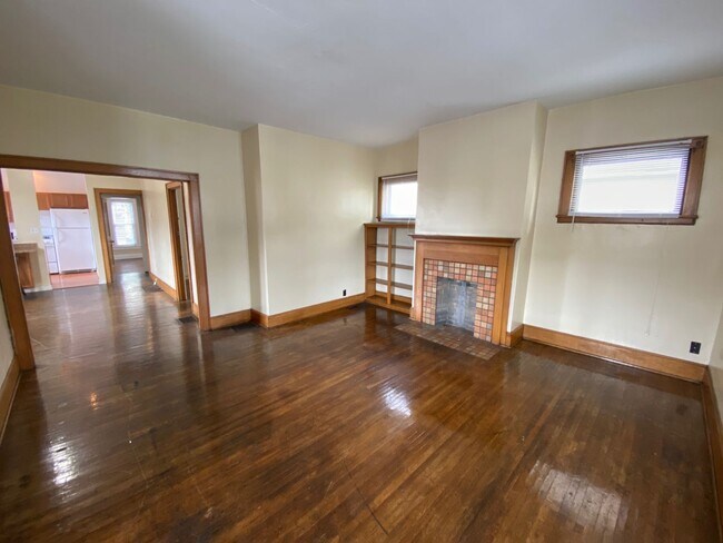 Building Photo - E Woodruff Ave 66-68 RGI