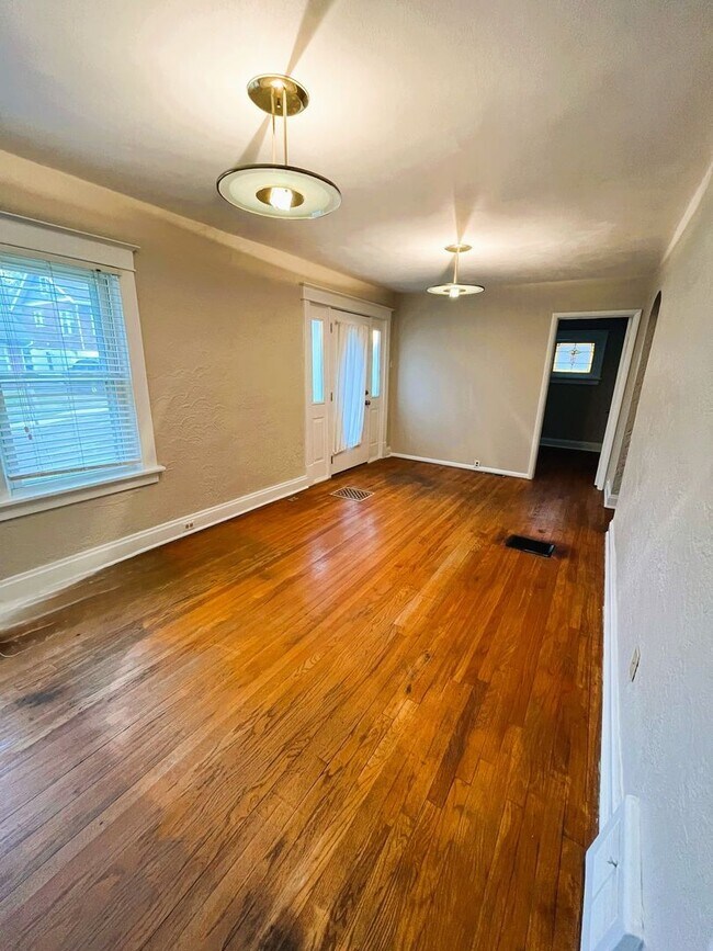 Building Photo - Darling 2 bedroom Bungalow