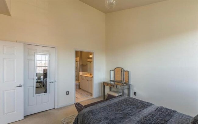 Building Photo - 801 S Greenbrier St