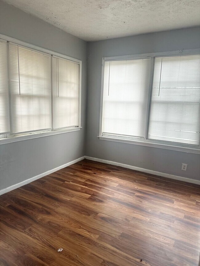 Building Photo - 3 bedroom 1 bath close to Mercer University!