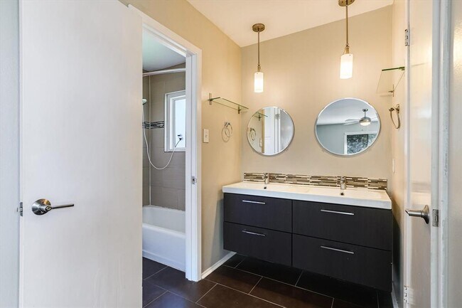 Building Photo - 7105 Meadowood Dr