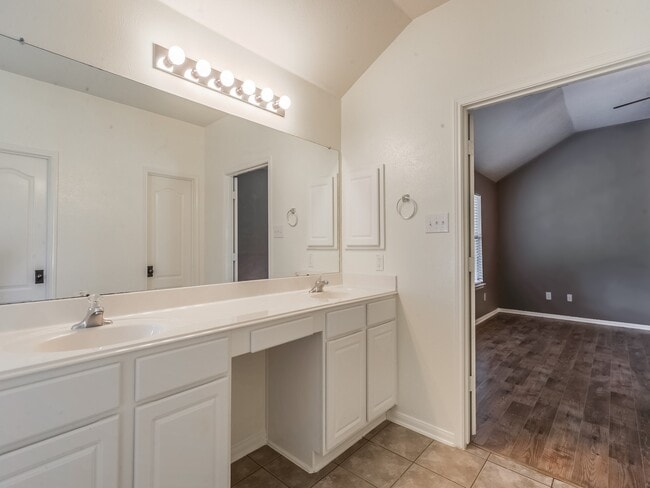 Building Photo - 15310 Cypressedge Ct