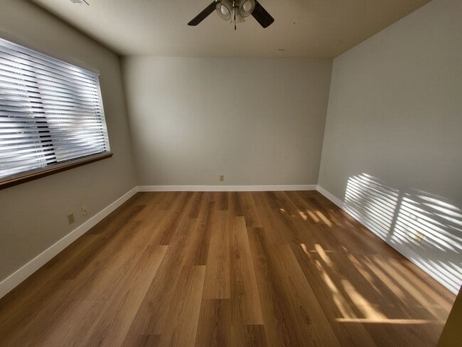 Building Photo - Recently Upgraded Townhouse in the Hills o...