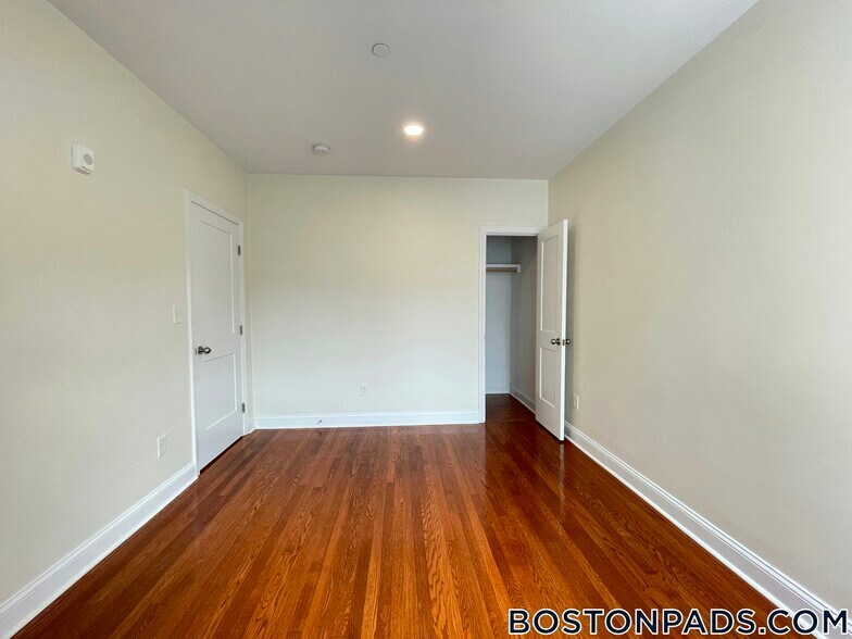 Building Photo - 123 Sutherland Rd