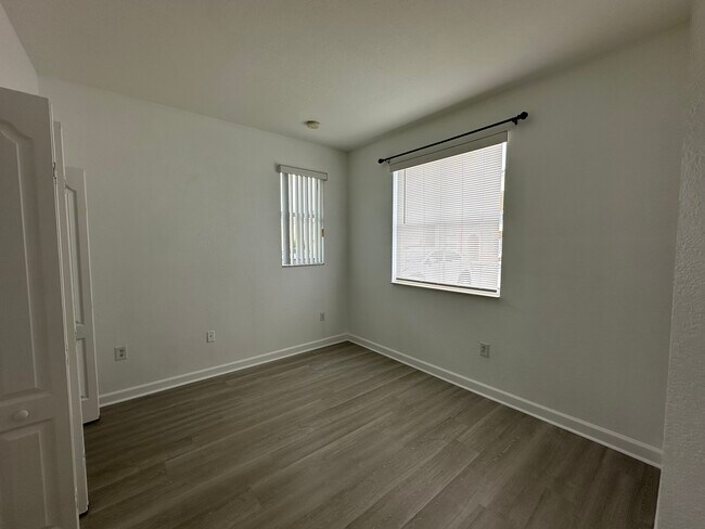 Building Photo - 2650 SE 16th Ter