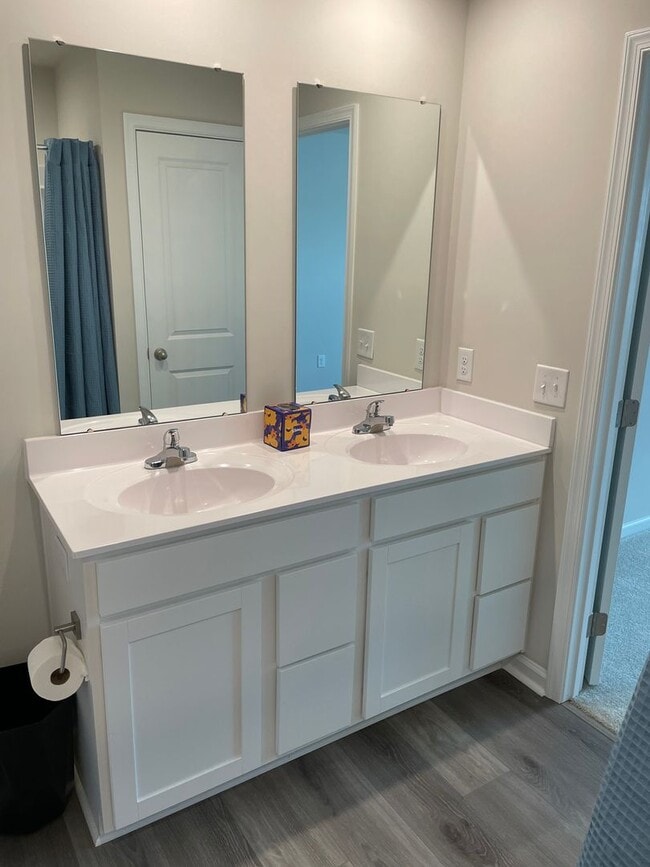 Building Photo - 3 Bedroom 2.5 Bathroom Town House in Middl...