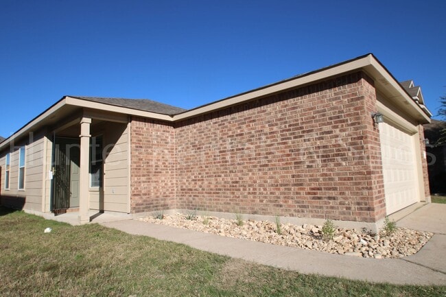 Building Photo - Modern Comfort in Meadows of Trimmier
