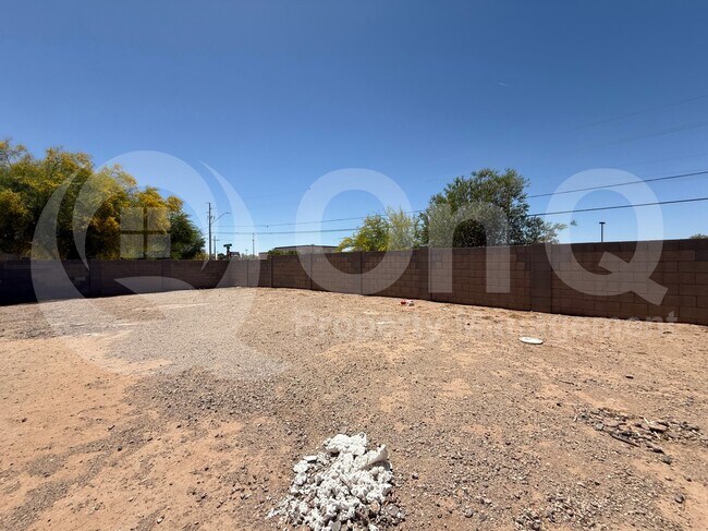 Building Photo - 822 N Navajo Ln
