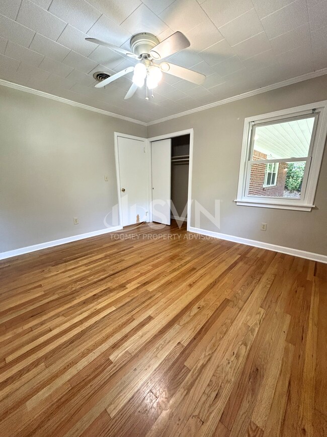 Building Photo - 2913 Riverside Dr